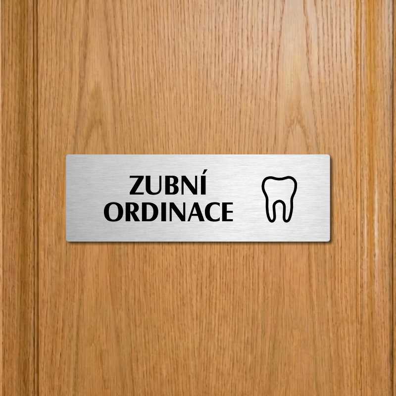 Zubní ordinace, 240x79mm, stříbrná popiska s ozdobou uprostřed
